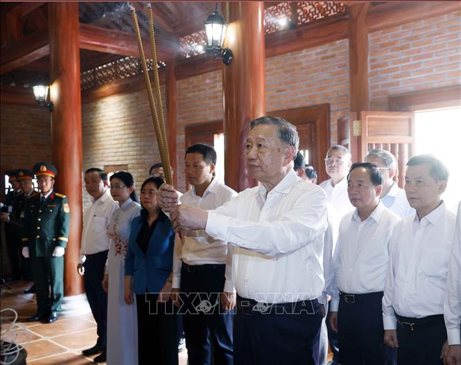 Tổng Bí thư, Chủ tịch nước Tô Lâm và Đoàn công tác của Trung ương dâng hương tưởng niệm Chủ tịch Hồ Chí Minh, Đại tướng Võ Nguyên Giáp và Anh hùng liệt sĩ Võ Thị Sáu tại Nhà thờ Bác Hồ trong khuôn viên Thành ủy Đồng Nai. Ảnh: Thống Nhất – TTXVN