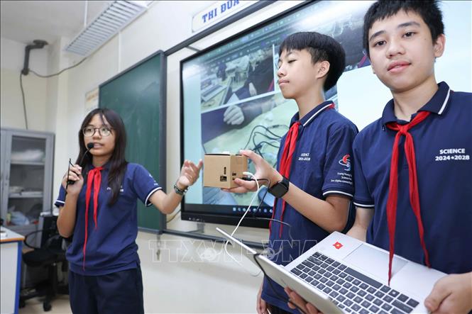 Nhóm học sinh báo cáo về dự án sản phẩm GemiBot (trợ lí AI thế hệ mới). Ảnh: Thanh Tùng - TTXVN