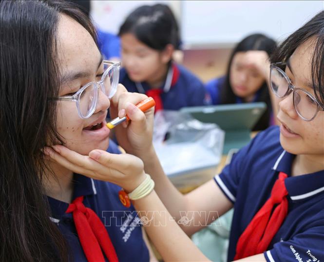 Sản phẩm Son dưỡng handmade, một trong những dự án của học sinh thực hiện. Ảnh: Thanh Tùng - TTXVN