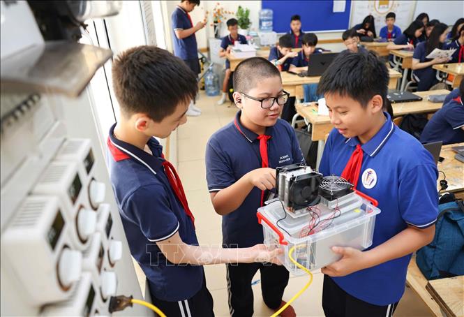 Điểm nổi bật của mô hình là tổ chức hoạt động học tập theo chu trình dự án thực tiễn, trong đó học sinh giữ vai trò trung tâm, trực tiếp đề xuất ý tưởng, thiết kế, chế tạo, thử nghiệm và hoàn thiện sản phẩm. Ảnh: Thanh Tùng - TTXVN