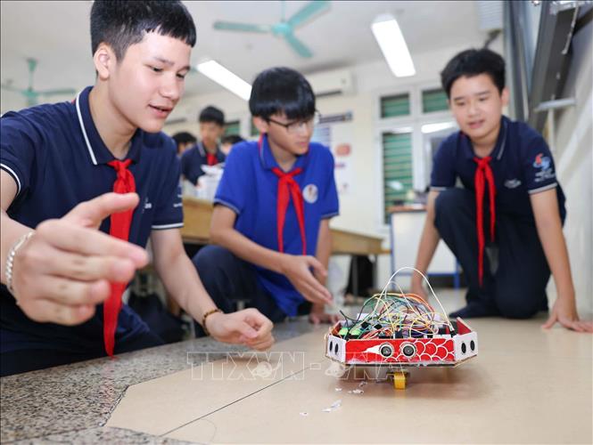 Robot hút bụi, một trong những dự án của học sinh thực hiện. Ảnh: Thanh Tùng - TTXVN