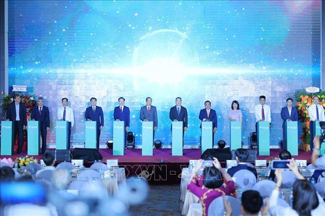 Các đại biểu thực hiện nghi thức bấm nút khởi động nền tảng Vinachem Nông nghiệp với địa chỉ web: “http://vinachemnongnghiep.com.vn” - giúp kết nối kỹ thuật, với những thông tin hữu ích về canh tác, nông nghiệp giúp bà con nông dân giảm chi phí, nâng cao giá trị sản phẩm nông nghiệp. Ảnh: Hoàng Hiếu - TTXVN