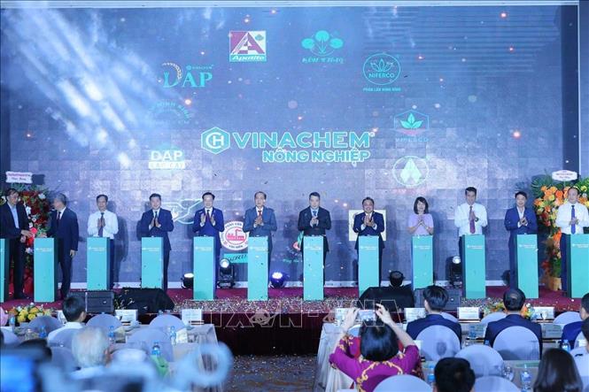 Các đại biểu thực hiện nghi thức bấm nút khởi động nền tảng Vinachem Nông nghiệp với địa chỉ web: “http://vinachemnongnghiep.com.vn” - giúp kết nối kỹ thuật, với những thông tin hữu ích về canh tác, nông nghiệp giúp bà con nông dân giảm chi phí, nâng cao giá trị sản phẩm nông nghiệp. Ảnh: Hoàng Hiếu - TTXVN