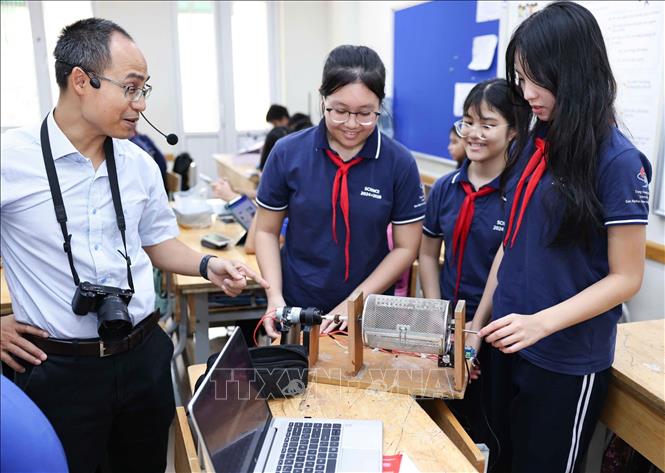 Giải pháp xử lý hữu cơ từ rau củ quả thừa kết hợp cải tiến lò ủ phân, một trong những dự án của học sinh thực hiện. Ảnh: Thanh Tùng - TTXVN