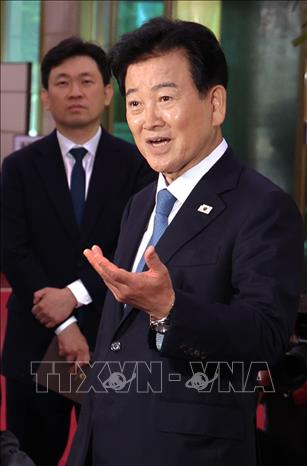 Bộ trưởng Thống nhất Hàn Quốc Chung Dong-young trả lời phỏng vấn báo giới tại Seoul, ngày 20/4/2026. Ảnh: Yonhap/TTXVN