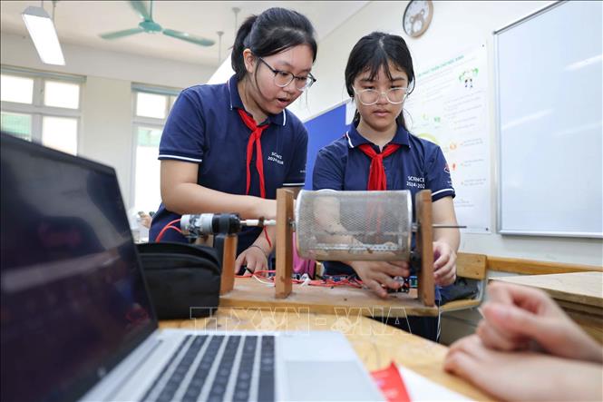 Thông qua hoạt động dự án, học sinh không chỉ phát triển năng lực STEM mà còn nâng cao kĩ năng làm việc nhóm, quản lí thời gian, tư duy phản biện, thuyết trình và nghiên cứu khoa học. Ảnh: Thanh Tùng - TTXVN