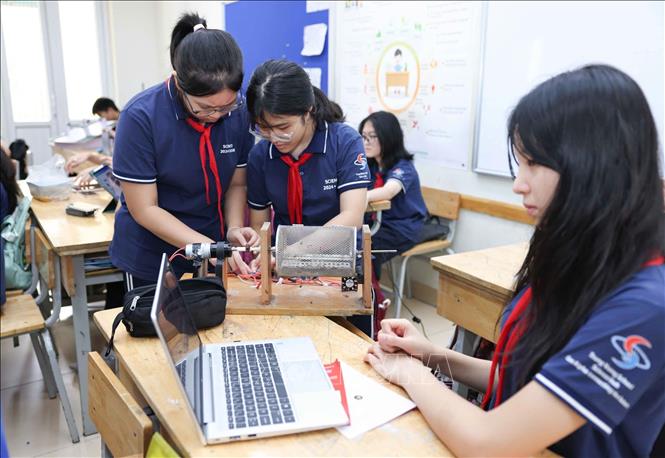 Việc lớp 7S triển khai đầy đủ quy trình kĩ thuật STEM theo định hướng dự án cho thấy hiệu quả của mô hình giáo dục gắn với thực tiễn, tạo môi trường học tập mở, tăng cường trải nghiệm và phát huy tính sáng tạo của học sinh. Ảnh: Thanh Tùng - TTXVN