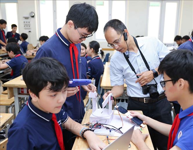 Hệ thống Hướng năng thông minh cho pin mặt trời, một trong những dự án của học sinh thực hiện. Ảnh: Thanh Tùng - TTXVN