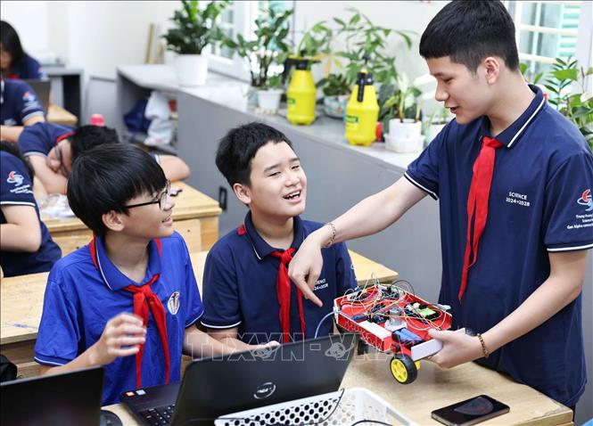Quy trình triển khai được xây dựng bài bản với các bước: xác định vấn đề; tìm hiểu tổng quan; xác định yêu cầu; đề xuất – lựa chọn giải pháp; xây dựng nguyên mẫu; thử nghiệm – đánh giá; công bố – chia sẻ và cải tiến sản phẩm. Ảnh: Thanh Tùng - TTXVN
