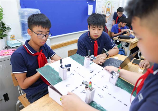 Dự án sản phẩm đèn giao thông do học sinh thực hiện. Ảnh: Thanh Tùng - TTXVN