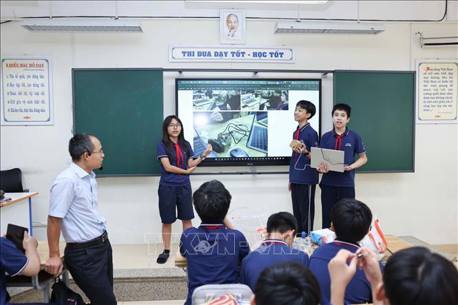 Trong quá trình triển khai, lớp 7S đã phát triển nhiều dự án đa dạng, gắn với nhu cầu thực tiễn và định hướng công nghệ hiện đại như: GemiBot – trợ lí AI thế hệ mới, robot hút bụi, hệ thống hướng năng thông minh cho pin mặt trời, đèn giao thông, máy hút ẩm, son dưỡng handmade và giải pháp xử lý hữu cơ từ rau củ quả thừa kết hợp cải tiến lò ủ phân,.. Ảnh: Thanh Tùng - TTXVN