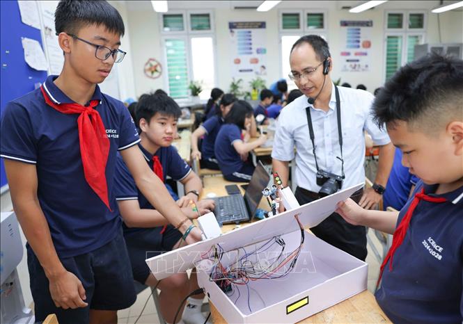 Các dự án thể hiện sự kết nối liên môn giữa khoa học, công nghệ, kĩ thuật và toán học; đồng thời khuyến khích học sinh vận dụng kiến thức vào giải quyết các vấn đề trong đời sống. Ảnh: Thanh Tùng - TTXVN