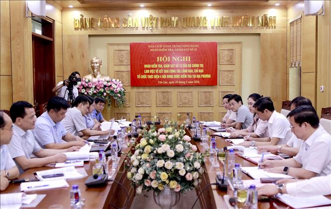 Quang cảnh buổi làm việc của Đoàn kiểm tra, giám sát số 15 của Bộ Chính trị với lãnh đạo xã Yên Lạc. Ảnh: Hoàng Hùng – TTXVN