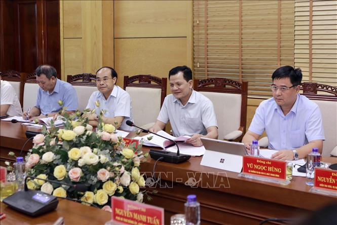 Đoàn kiểm tra, giám sát số 15 của Bộ Chính trị làm việc với lãnh đạo xã Yên Lạc về tình hình triển khai thực hiện các nội dung kiểm tra, giám sát tại địa phương. Ảnh: Hoàng Hùng – TTXVN