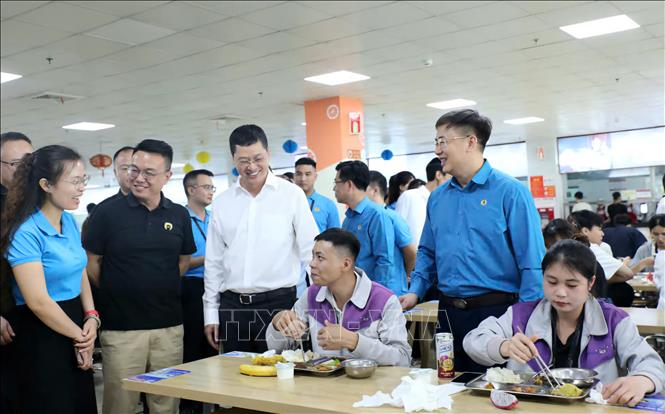 Phó Bí thư Tỉnh ủy Bắc Ninh Trần Huy Phương cùng đoàn công tác thăm hỏi, động viên đoàn viên, người lao động tại Chương trình 
