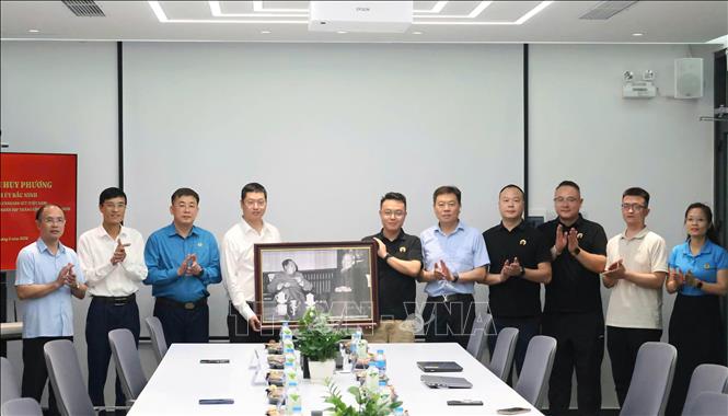 Phó Bí thư Tỉnh ủy Bắc Ninh Trần Huy Phương tặng quà cho lãnh đạo Công ty TNHH Luxshare-ICT (Việt Nam). Ảnh: Đồng Thúy - TTXVN