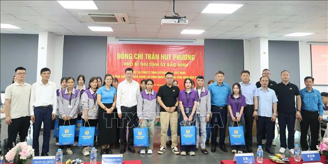 Phó Bí thư Tỉnh ủy Bắc Ninh Trần Huy Phương cùng đoàn công tác trao quà cho đoàn viên, người lao động có hoàn cảnh khó khăn. Ảnh: Đồng Thúy - TTXVN