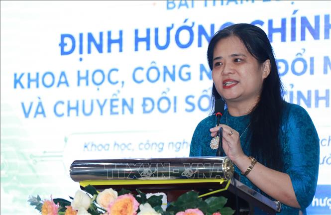 Tiến sĩ Phạm Thị Hồng Phượng, Trưởng Cộng đồng Công nghệ Ecotech Techfest Việt Nam tham luận tại hội thảo. Ảnh: Phan Sáu - TTXVN