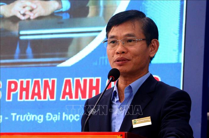 Phó Giáo sư, Tiến sĩ Phan Anh Cang, Phó Hiệu trưởng Trường Đại học Sư phạm Kỹ thuật Vĩnh Long phát biểu tại hội thảo. Ảnh: Lê Thúy Hằng – TTXVN 