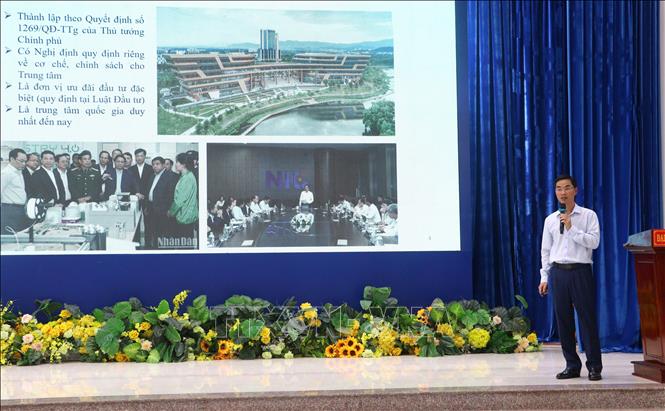 Đại biểu trình bày tham luận tại hội thảo. Ảnh: Lê Thúy Hằng – TTXVN  