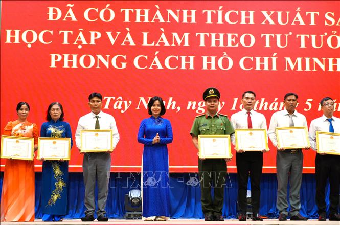 Bà Nguyễn Thị Xuân Hương, Trưởng Ban Tuyên giáo và Dân vận Tỉnh ủy Tây Ninh trao Bằng khen cho các tập thể đã đạt thành tích xuất sắc trong học tập và làm theo tư tưởng, đạo đức, phong cách Hồ Chí Minh năm 2026. Ảnh: Thanh Bình -TTXVN