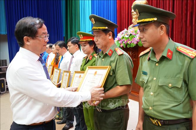 Ông Nguyễn Hồng Thanh, Phó Chủ tịch thường trực UBND tỉnh Tây Ninh trao Bằng khen của Chủ tịch UBND tỉnh cho các tập thể. Ảnh: Thanh Bình - TTXVN