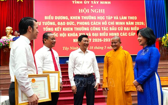 Ông Nguyễn Mạnh Hùng, Phó Bí thư thường trực Tỉnh ủy, Chủ tịch HĐND tỉnh Tây Ninh và lãnh đạo tỉnh trao đổi cùng các cá nhân tiêu biểu trong học tập và làm theo tư tưởng, đạo đức, phong cách Hồ Chí Minh năm 2026. Ảnh: Thanh Bình - TTXVN