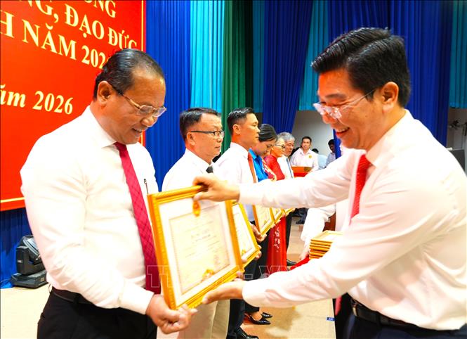 Phó Chủ tịch thường trực Tỉnh ủy, Chủ tịch HĐND tỉnh Tây Ninh Nguyễn Mạnh Hùng trao Bằng khen cho các cá nhân đã đạt thành tích xuất sắc trong học tập và làm theo tư tưởng, đạo đức, phong cách Hồ Chí Minh năm 2026. Ảnh: Thanh Bình - TTXVN