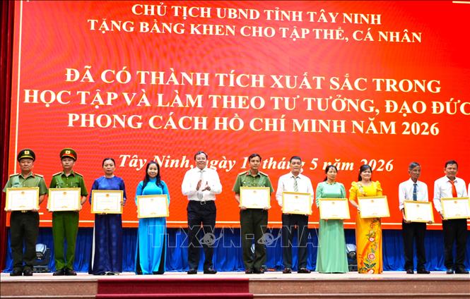 Chủ tịch UBND tỉnh Tây Ninh Lê Văn Hẳn trao Bằng khen cho các cá nhân đã đạt thành tích xuất sắc trong học tập và làm theo tư tưởng, đạo đức, phong cách Hồ Chí Minh năm 2026. Ảnh: Thanh Bình - TTXVN