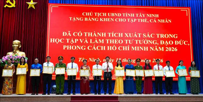 Phó Chủ tịch thường trực Tỉnh ủy, Chủ tịch HĐND tỉnh Tây Ninh Nguyễn Mạnh Hùng trao Bằng khen cho các tập thể đã đạt thành tích xuất sắc trong học tập và làm theo tư tưởng, đạo đức, phong cách Hồ Chí Minh năm 2026. Ảnh: Thanh Bình - TTXVN