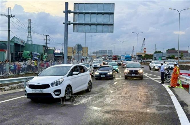 Phương tiện di chuyển vào nút giao đường Võ Nguyên Giáp để lên cao tốc Biên Hòa - Vũng Tàu chiều tối 18/5/2026. Ảnh: Công Phong - TTXVN