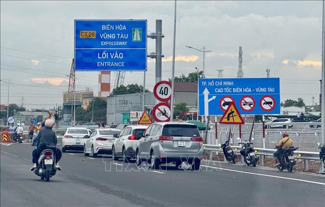 Phương tiện di chuyển từ nút giao đường Võ Nguyên Giáp lên cao tốc Biên Hòa - Vũng Tàu chiều tối 18/5/2026. Ảnh: Công Phong - TTXVN