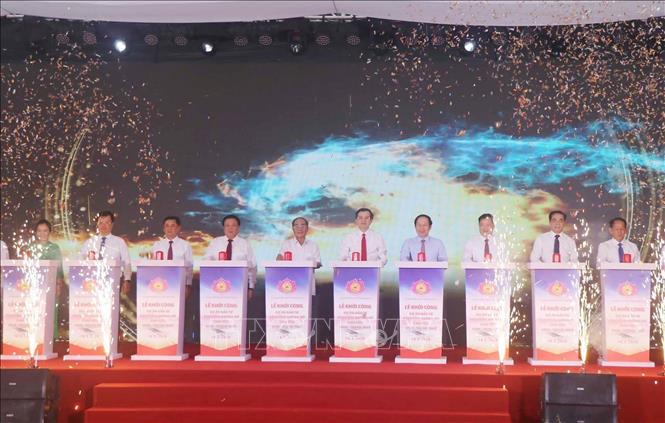 Ông Đoàn Minh Huấn, Uỷ viên Bộ Chính trị, Giám đốc Học viện Chính trị Quốc gia Hồ Chí Minh cùng các đại biểu phát lệnh khởi công dự án. Ảnh: Trịnh Duy Hưng - TTXVN