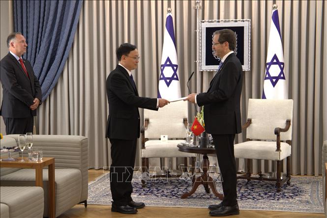 Đại sứ Nguyễn Kỳ Sơn trình Thư ủy nhiệm lên Tổng thống Israel Isaac Herzog. Ảnh: Thanh Bình - PV TTXVN tại Israel