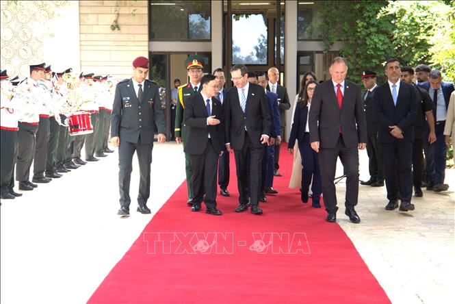 Tổng thống Israel Isaac Herzog và Đại sứ Nguyễn Kỳ Sơn tại buổi lễ. Ánh: Thanh Bình - PV TTXVN tại Israel