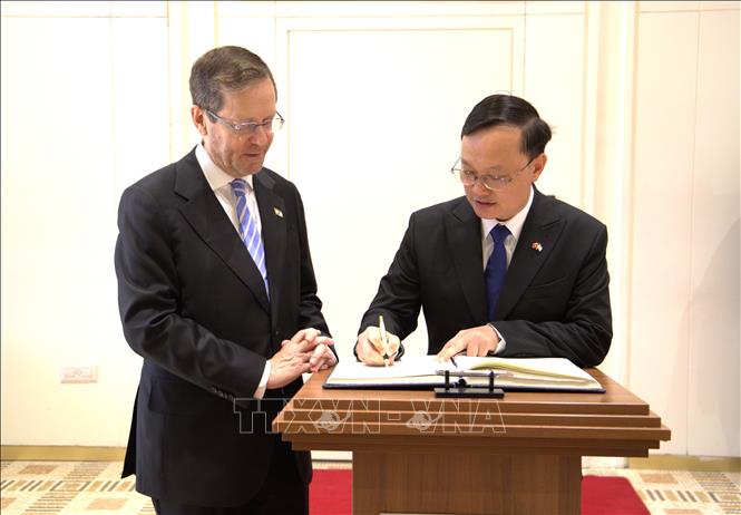 Đại sứ Việt Nam tại Israel Nguyễn Kỳ Sơn ký sổ lưu niệm tại Dinh Tổng thống Israel. Ảnh: Thanh Bình - PV TTXVN tại Israel