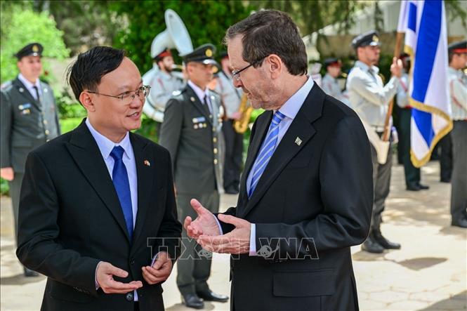 Tổng thống Israel Isaac Herzog trao đổi riêng với Đại sứ Nguyễn Kỳ Sơn. Ảnh: Thanh Bình - PV TTXVN tại Israel