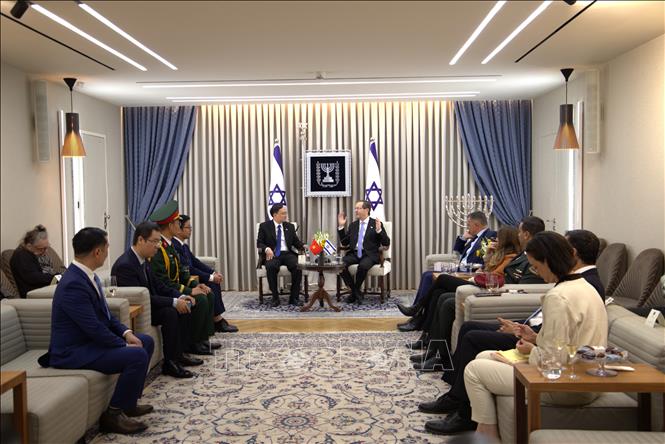 Tổng thống Israel Isaac Herzog tiếp thân mật Đại sứ Nguyễn Kỳ Sơn sau lễ tiếp nhận Thư ủy nhiệm. Ảnh: Thanh Bình - PV TTXVN tại Israel