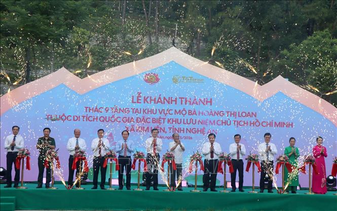 Các đại biểu cắt băng khánh thành công trình. Ảnh: Văn Tý-TTXVN