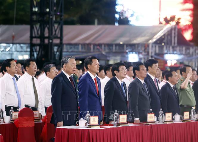 Tổng Bí thư, Chủ tịch nước Tô Lâm và các đại biểu thực hiện nghi lễ chào cờ. Ảnh: Thống Nhất – TTXVN