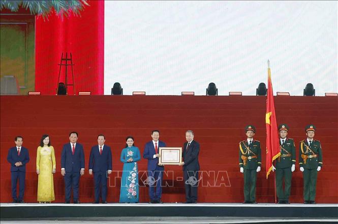 Tổng Bí thư, Chủ tịch nước Tô Lâm trao Huân chương Lao động hạng Nhất tặng thành phố Đồng Nai. Ảnh: Thống Nhất – TTXVN
