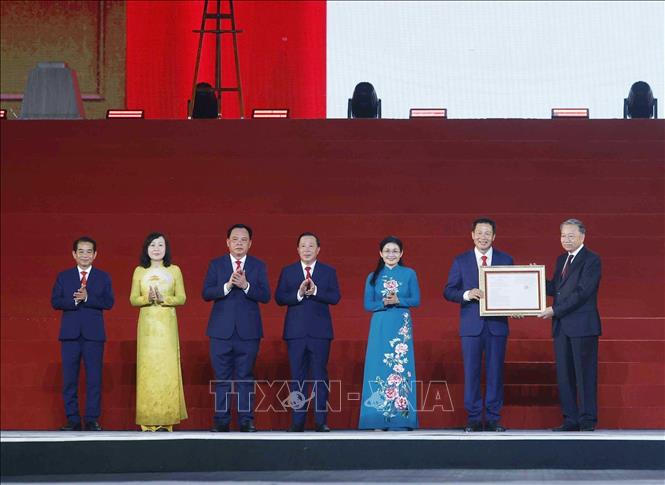 Tổng Bí thư, Chủ tịch nước Tô Lâm trao Nghị quyết của Quốc hội về thành lập thành phố Đồng Nai. Ảnh: Thống Nhất – TTXVN