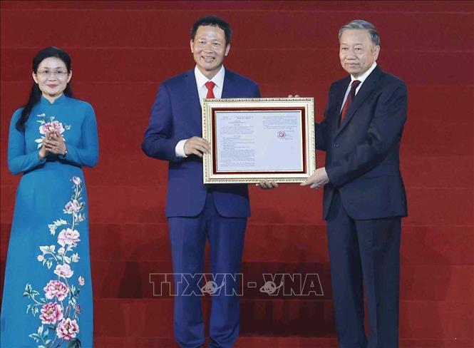 Tổng Bí thư, Chủ tịch nước Tô Lâm trao Nghị quyết của Quốc hội về thành lập thành phố Đồng Nai cho Bí thư Thành uỷ Đồng Nai Vũ Hồng Văn. Ảnh: Thống Nhất – TTXVN