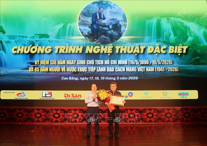 Chủ tịch UBND tỉnh Cao Bằng Lê Hải Hòa tặng Bằng khen cho Nhà hát kịch Việt Nam. Ảnh: Chu Hiệu-TTXVN