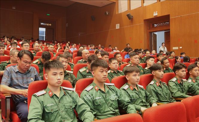 Đông đảo chiến sĩ và nhân dân tỉnh Cao Bằng đến xem chương trình. Ảnh: Chu Hiệu-TTXVN