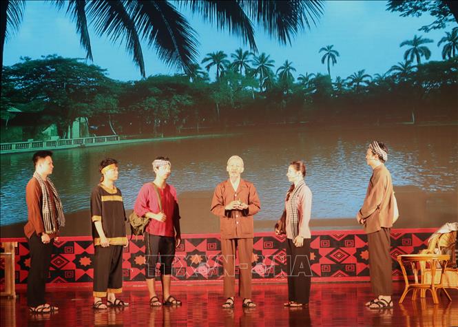 Hình ảnh Bác Hồ trong vở kịch ngắn “Miền Nam trong trái tim Bác” Ảnh: Chu Hiệu-TTXVN 