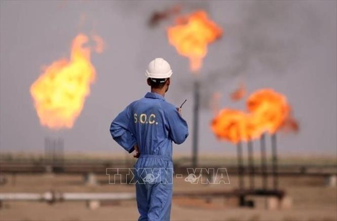 Công nhân làm việc tại cơ sở lọc dầu của Iran trên đảo Khark. Ảnh: IRNA/TTXVN