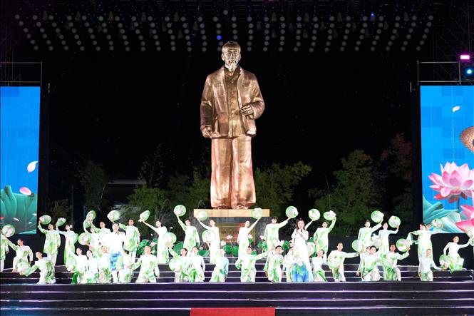 Chương trình nghệ thuật “Sen khởi tân khí” được dàn dựng theo hình thức bán thực cảnh quy mô lớn do Sở Văn hóa, Thể thao và Du lịch Nghệ An phối hợp với Sở Văn hóa và Thể thao, Nhà hát Kịch Thành phố Hồ Chí Minh thực hiện. Ảnh: Bích Huệ - TTXVN