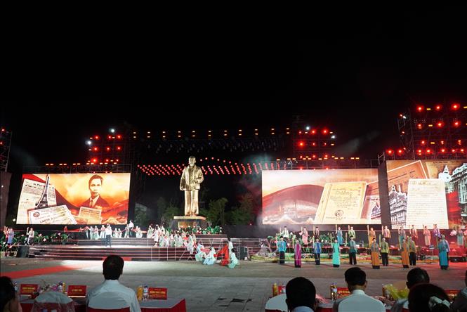 Chương trình nghệ thuật gồm 3 chương: “Sen nở đất quê”, “Dấu chân thời đại” và “Hương sắc trường tồn” ghi lại hành trình từ quê hương Làng Sen đến khát vọng độc lập dân tộc của Chủ tịch Hồ Chí Minh; Tinh thần đại đoàn kết và khát vọng phát triển đất nước trong thời đại mới.  Ảnh: Bích Huệ - TTXVN
