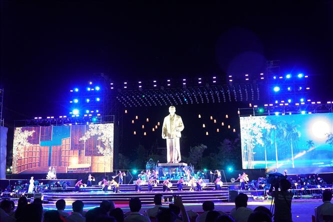 Chương trình nghệ thuật gồm 3 chương: “Sen nở đất quê”, “Dấu chân thời đại” và “Hương sắc trường tồn” ghi lại hành trình từ quê hương Làng Sen đến khát vọng độc lập dân tộc của Chủ tịch Hồ Chí Minh; Tinh thần đại đoàn kết và khát vọng phát triển đất nước trong thời đại mới.  Ảnh: Bích Huệ - TTXVN                      